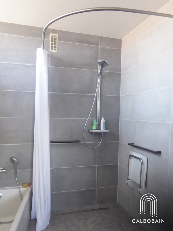 Réalisation de deux douches italiennes d'angle PMR avec barres et