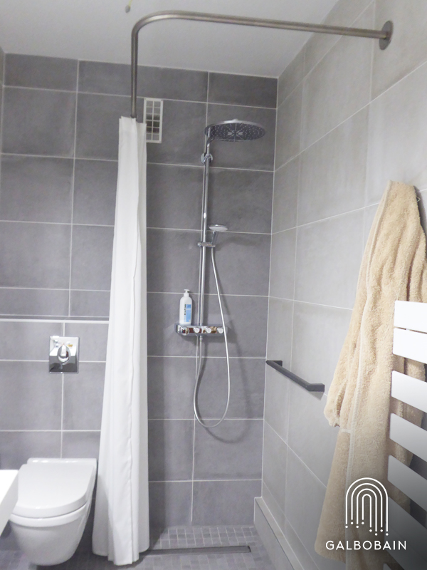 Réalisation de deux douches italiennes d'angle PMR avec barres et