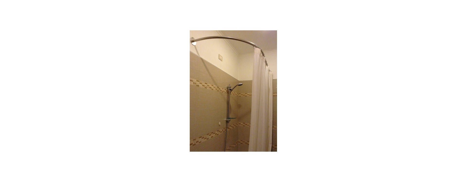 Paroi de douche pour baignoire asymétrique: la tringle à rideau de