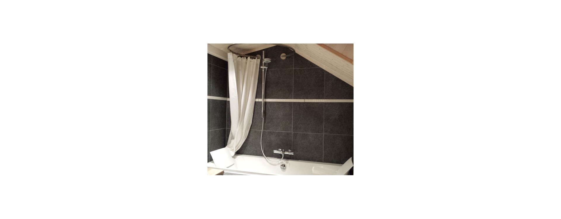 Baignoire Evok de Jacob Delafon et cabine de douche circulaire