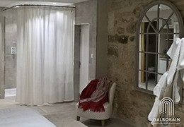 Solution tringle d'angle et rideau GalboBain XXL en lin pour intimiser une salle de bain ouverte sur une chambre