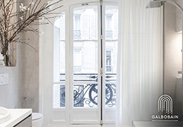 La douche devant une fenêtre habillée avec un rideau en lin enduit GalboBain By Libeco